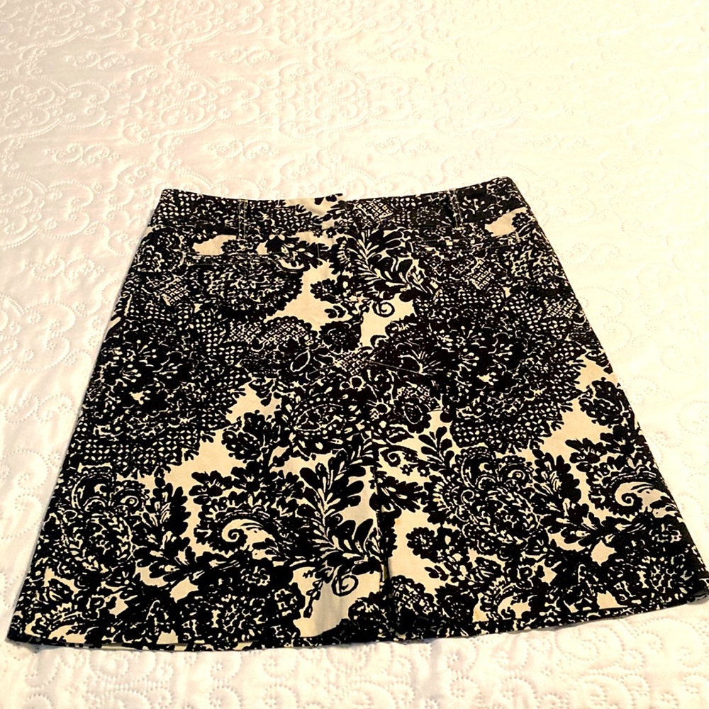 Talbots skirt size 6 has 2 pockets and a single inverted pleat